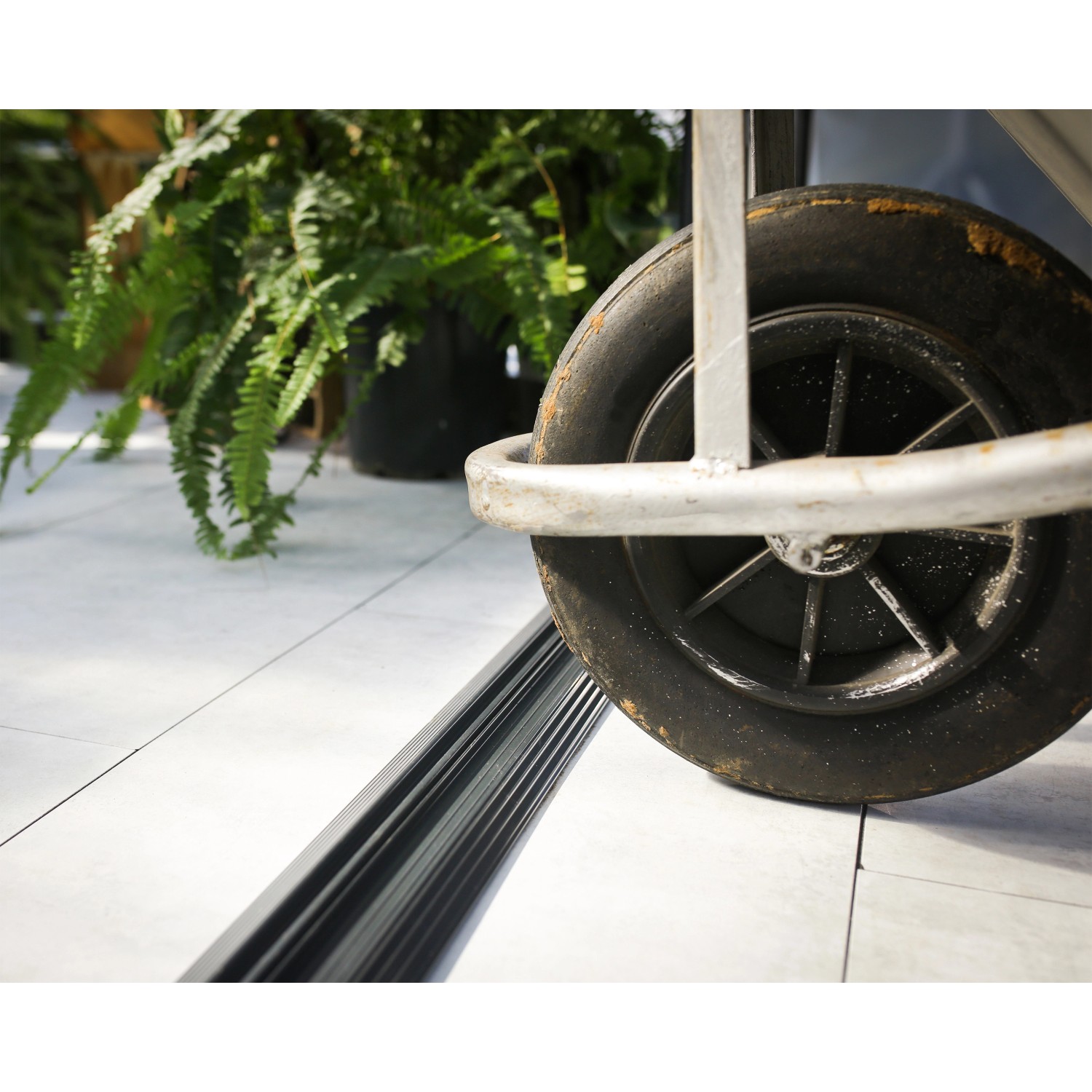 Detailaufnahme: Niedrige Schwelle des Palram Canopia Gewächshauses Victory Orangerie.