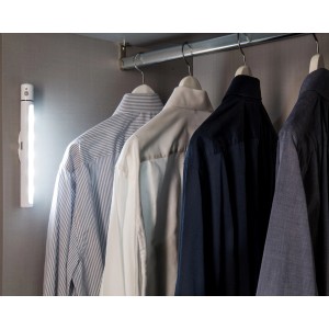 Müller-Licht LED-Unterbauleuchte Falis Weiß mit Sensor im Kleiderschrank.