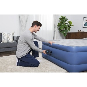 Mann pumpt blaue Luftmatratze mit Bestway PowerTouch Akku-Elektropumpe auf. Camping Zubehör.