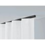 Schwarze, einläufige Gardinenschiene Square an weißer Decke, mit weißen Vorhängen. Robuste Deckenmontage für Gardinen.