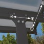 Detailaufnahme der Palram Canopia Terrassenüberdachung in Anthrazit, die variable Pfostenpositionen zeigt.