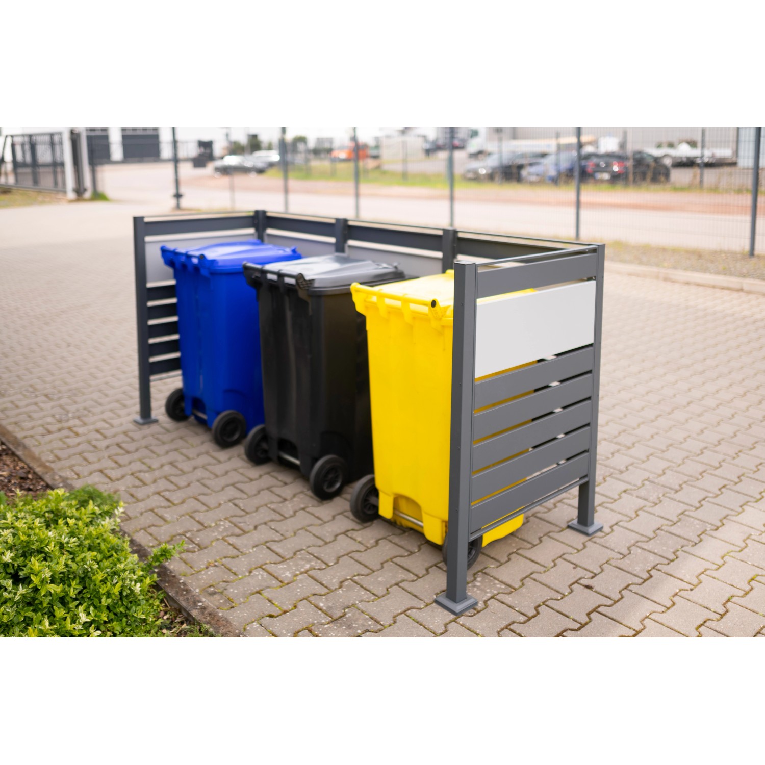 Westmann Mülltonnenverkleidung Planum für 3 Tonnen (je 240 l) in Anthrazit/Grau.