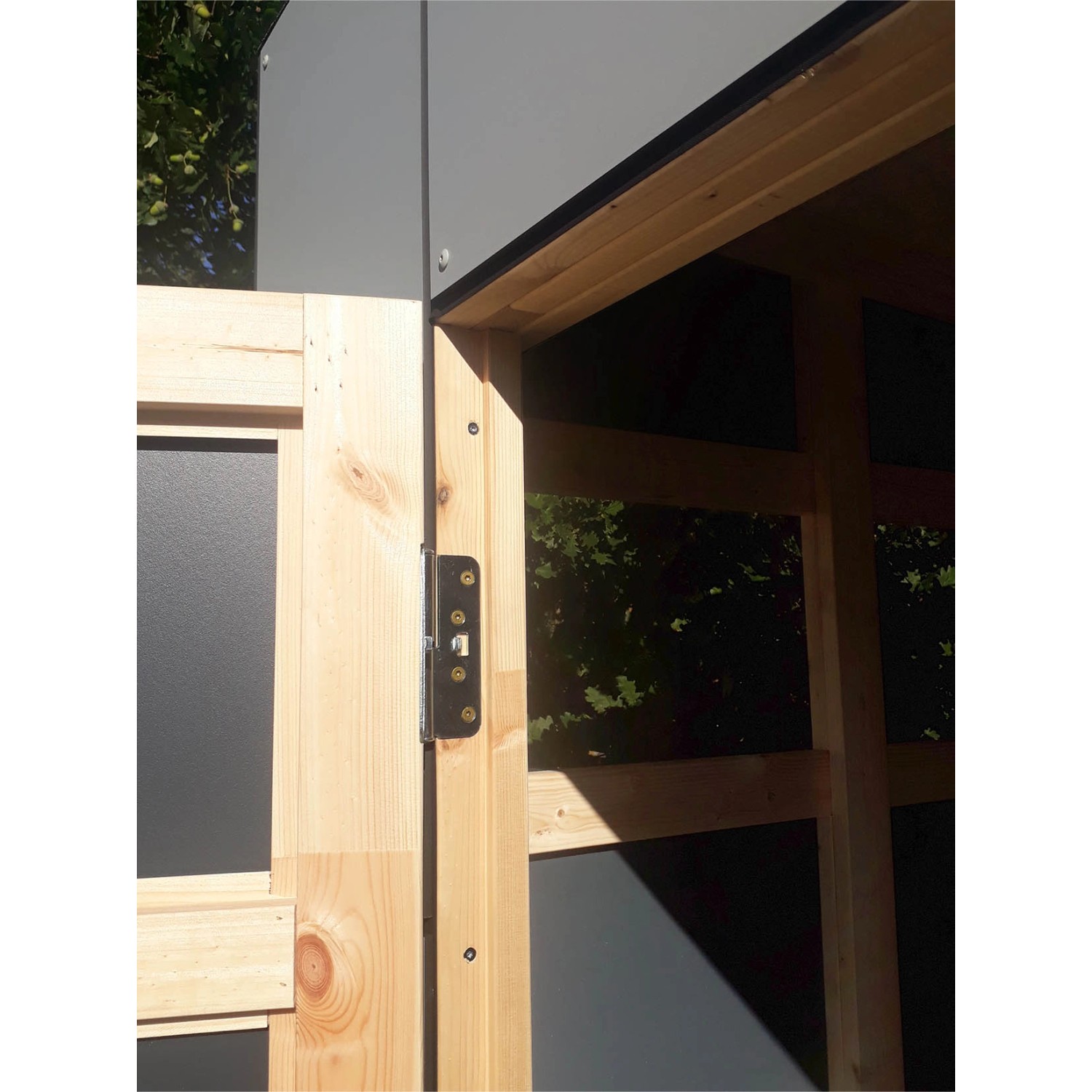 Detailansicht: Bertilo Gartenhaus HPL 1 Italian Walnut, Tür mit Beschlag und Holzrahmen.