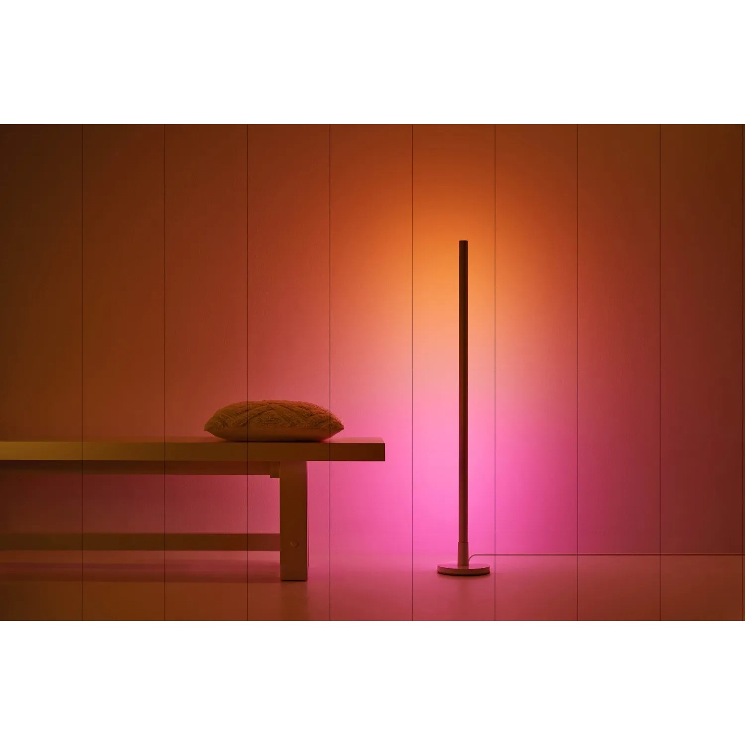 WiZ LED-Stehleuchte Pole: Smarte Lampe mit Farbwechsel für stimmungsvolle Beleuchtung.