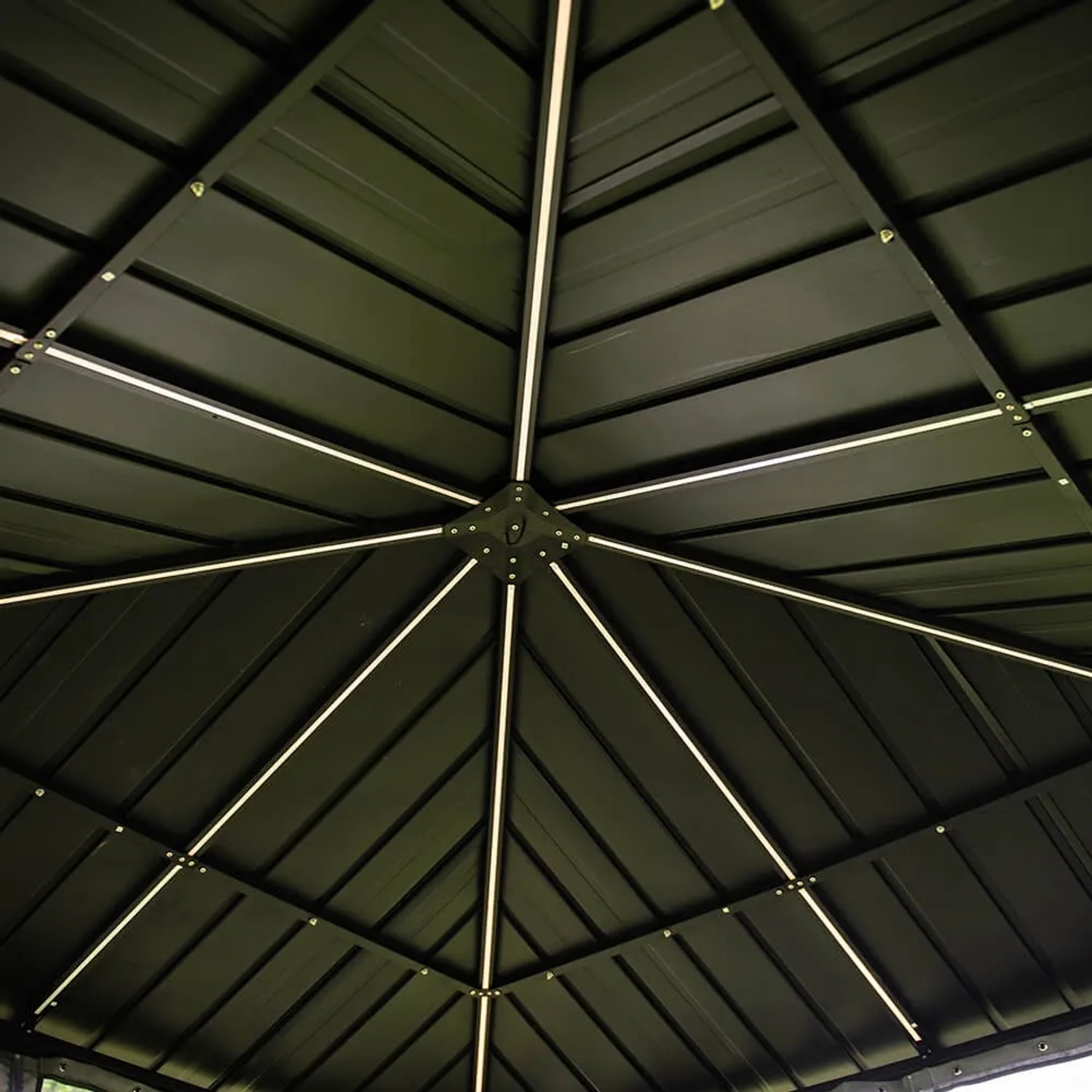 Innenansicht des Home Deluxe Pavillon Azur mit Solar-LED-Beleuchtung.