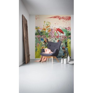 Komar Vlies Fototapete Fantasia 200x250cm mit Dschungel- und Flamingo-Motiv im Raum.