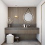 Runder LED-Lichtspiegel Silver Barbier, Ø 50 cm, mit schwarzem Rahmen und Ledergurt im modernen Badezimmer.