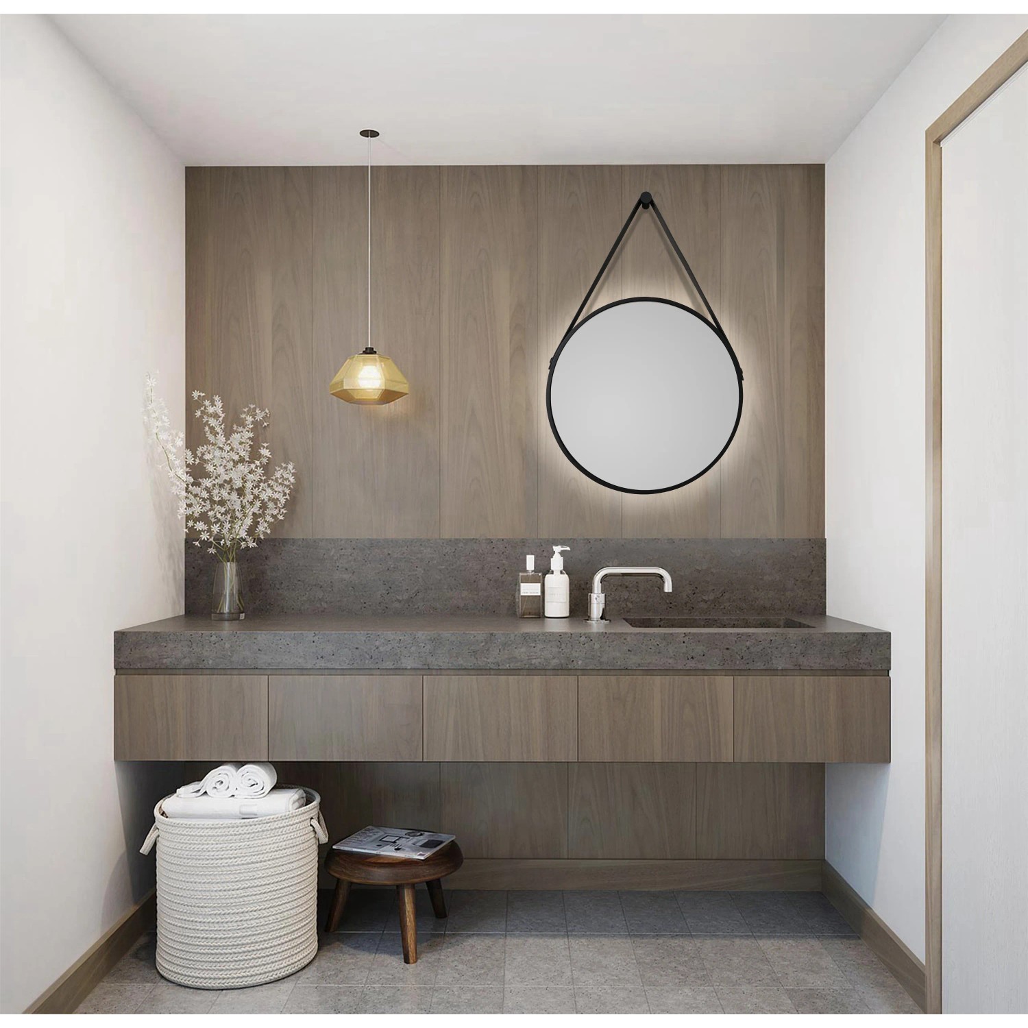 Runder LED-Lichtspiegel Silver Barbier, Ø 50 cm, mit schwarzem Rahmen und Ledergurt im modernen Badezimmer.