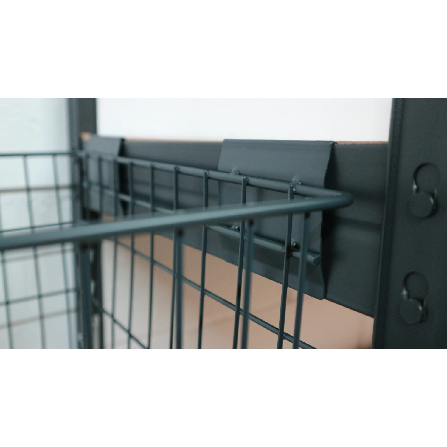 Ar Shelving Stahlgitterkorb Rivet, anthrazitgrau, zur Montage an einem Rivet Regal.