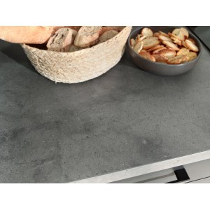 Respekta Buffetschrank Oliver: Graue Arbeitsplatte in Granit-Optik mit Brotkorb und Schale. Moderner schwarzer Griff.