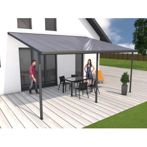 Anthrazit Terrassenüberdachung Bausatz 546x406 cm mit Tisch und Personen.