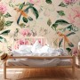 Fototapete mit Blumen, Vögeln in Rosa, Grün, Blau und Braun hinter einem Bett.