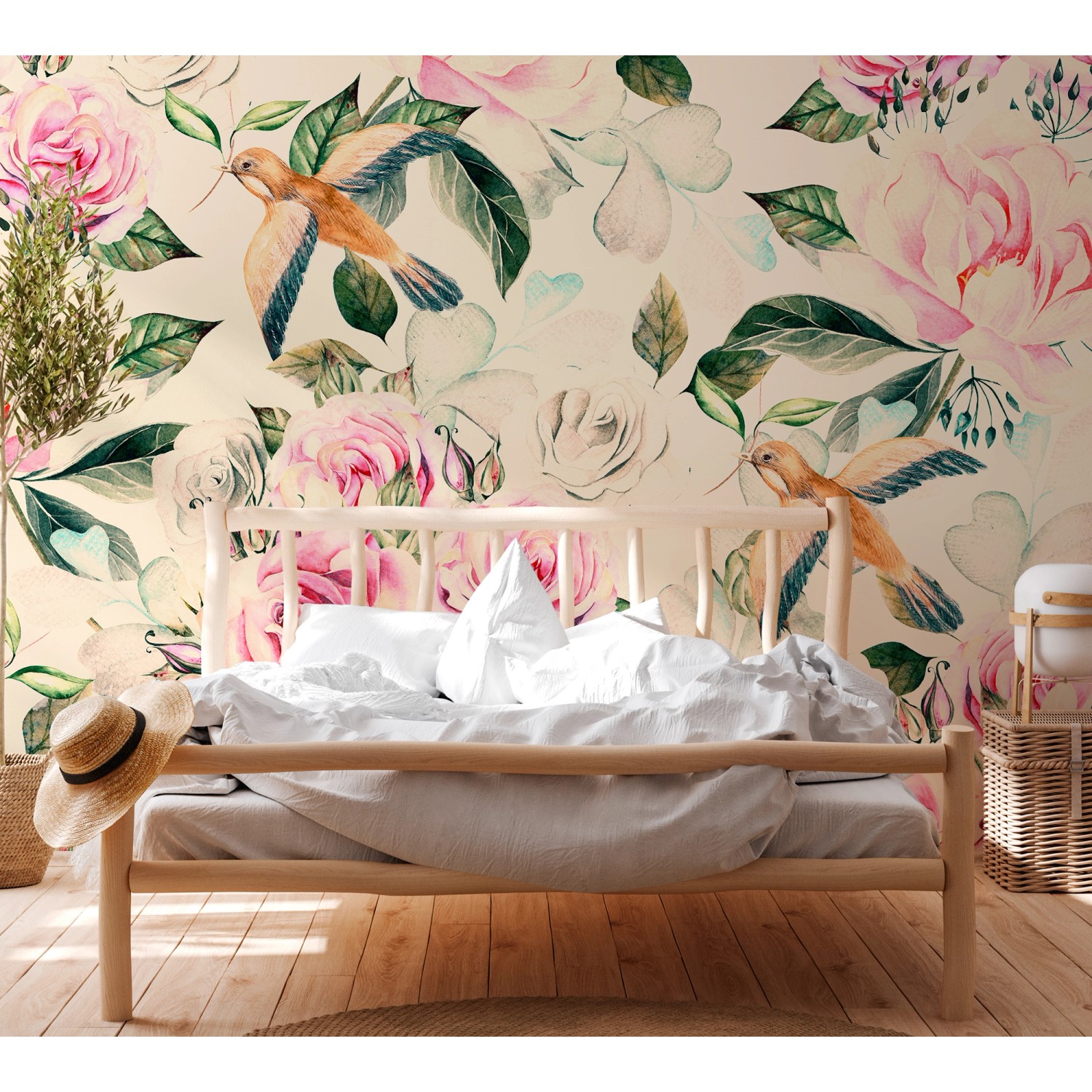 Fototapete mit Blumen, Vögeln in Rosa, Grün, Blau und Braun hinter einem Bett.