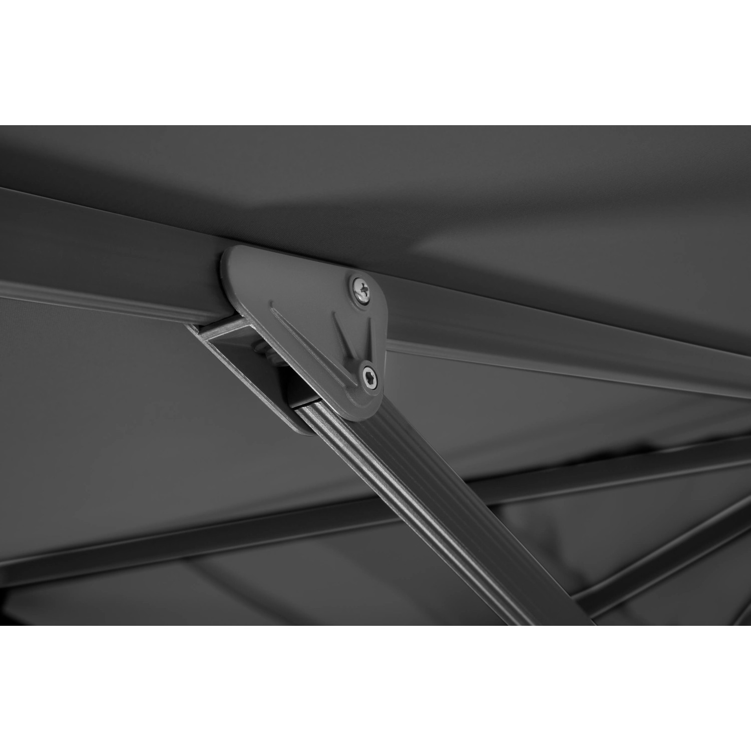 Detailaufnahme des anthrazitfarbenen Schneider Rhodos Grande Ampelschirms: Verbindung von Strebe und Schirmdach.