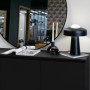 Schwarzes Selsey Bemmi Sideboard 150 cm mit drei Türen, matter Oberfläche und schwarzen Beinen, dekoriert.