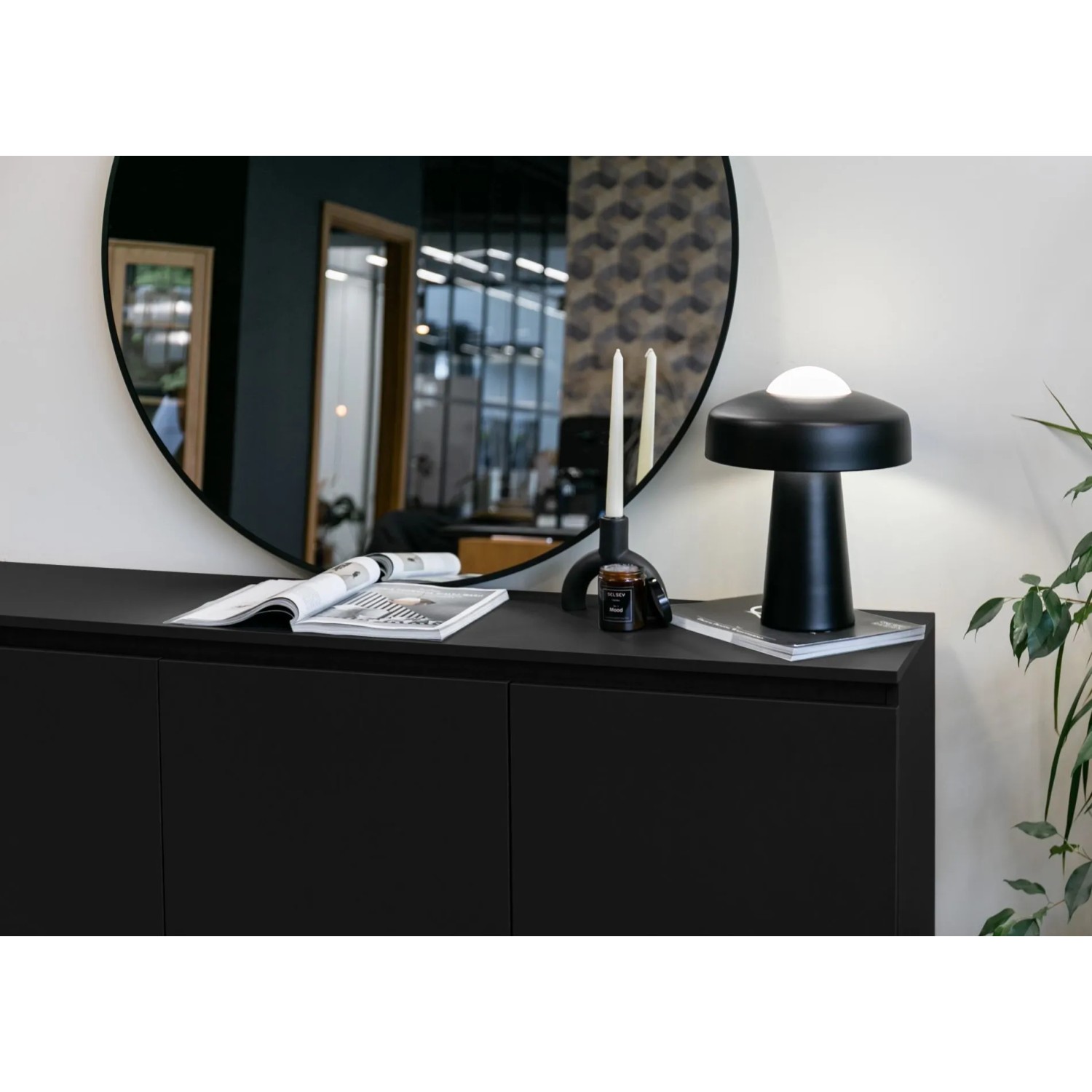 Schwarzes Selsey Bemmi Sideboard 150 cm mit drei Türen, matter Oberfläche und schwarzen Beinen, dekoriert.