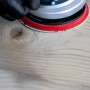 Bosch Expert M480 Netzschleifblatt K180 im Einsatz auf Holzoberfläche.