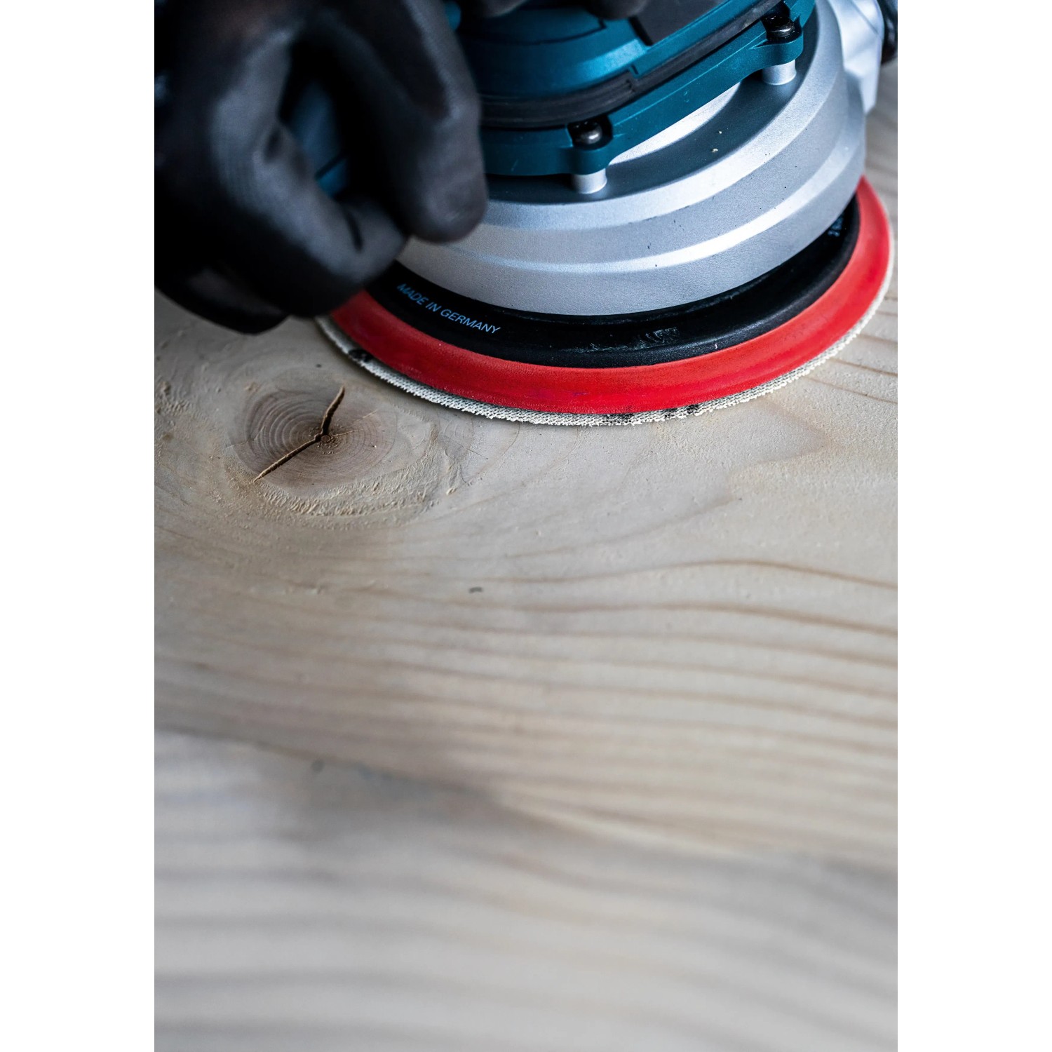 Bosch Expert M480 Netzschleifblatt K180 im Einsatz auf Holzoberfläche.