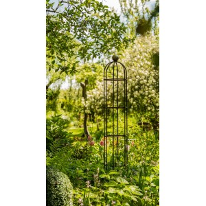 Eleo Obelisk Messina klein, unbeschichtet im Garten, eine Rankhilfe für Kletterpflanzen.