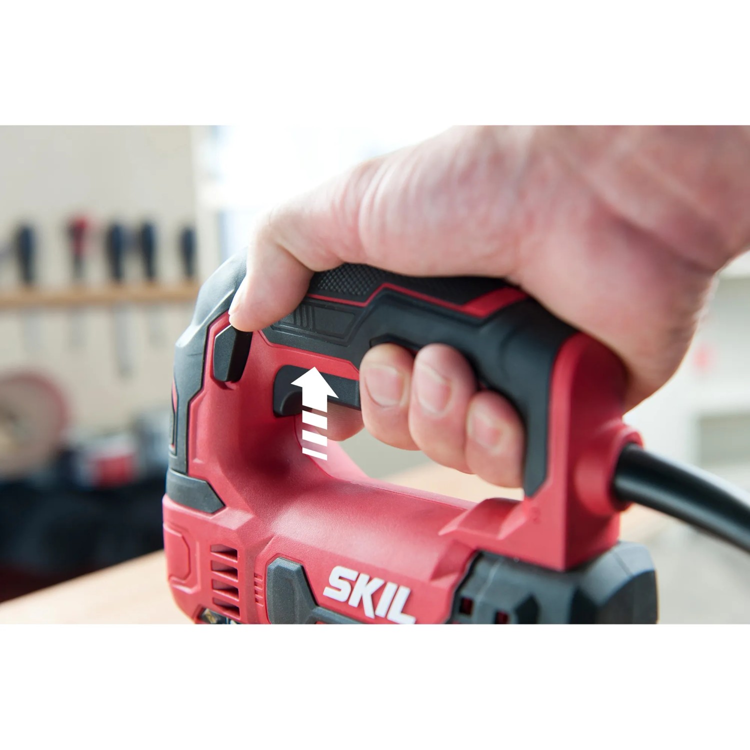 Hand bedient rote Skil Stichsäge 4530AA. Detailaufnahme des Schalters.