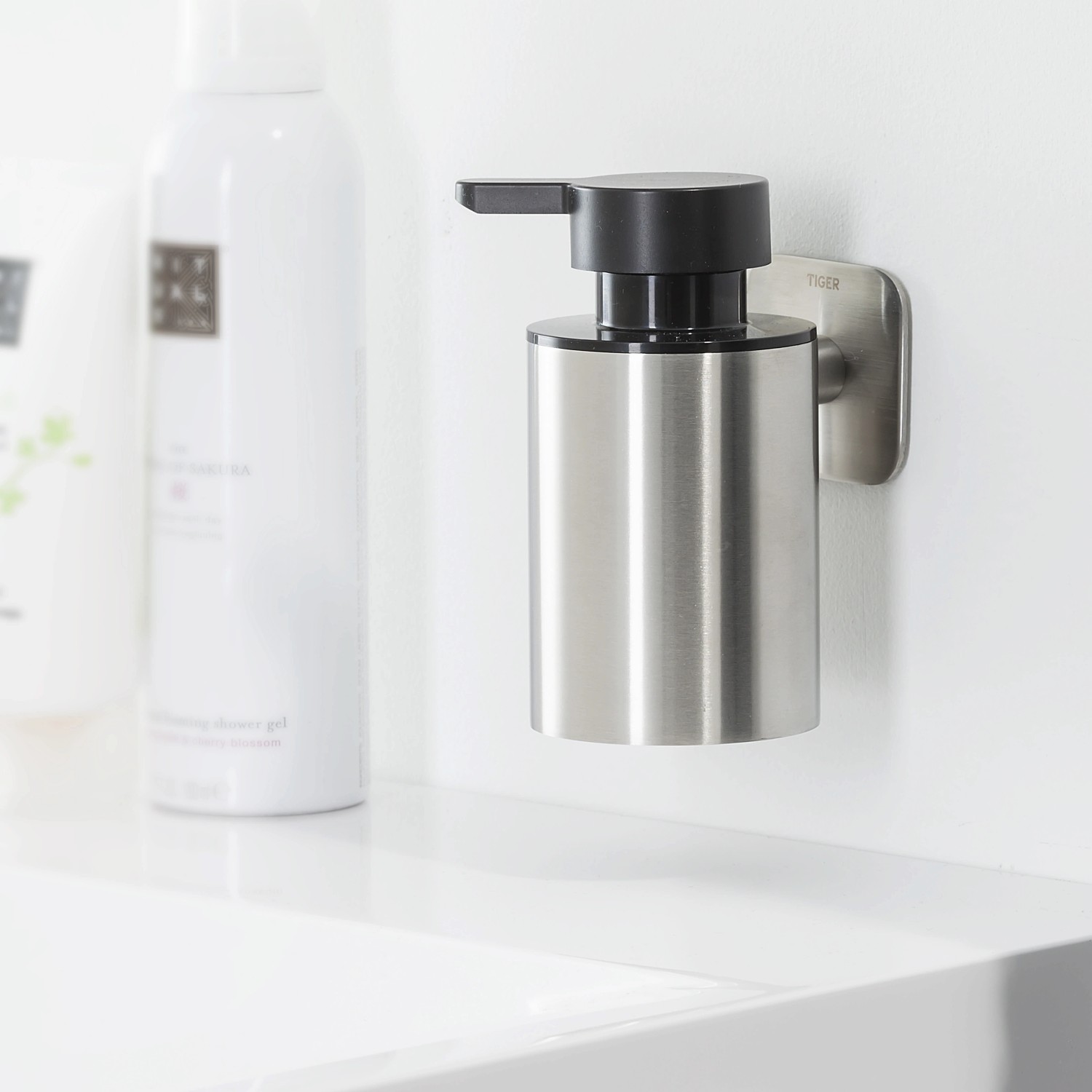 Tiger Colar Seifenspender zur Wandmontage, Edelstahl gebürstet.