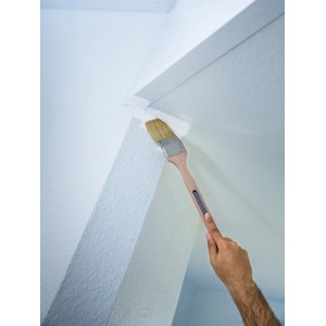 LUX Eckenpinsel 75 mm im Einsatz: Streichen einer Ecke mit weißer Farbe. Pinsel mit Holzgriff.