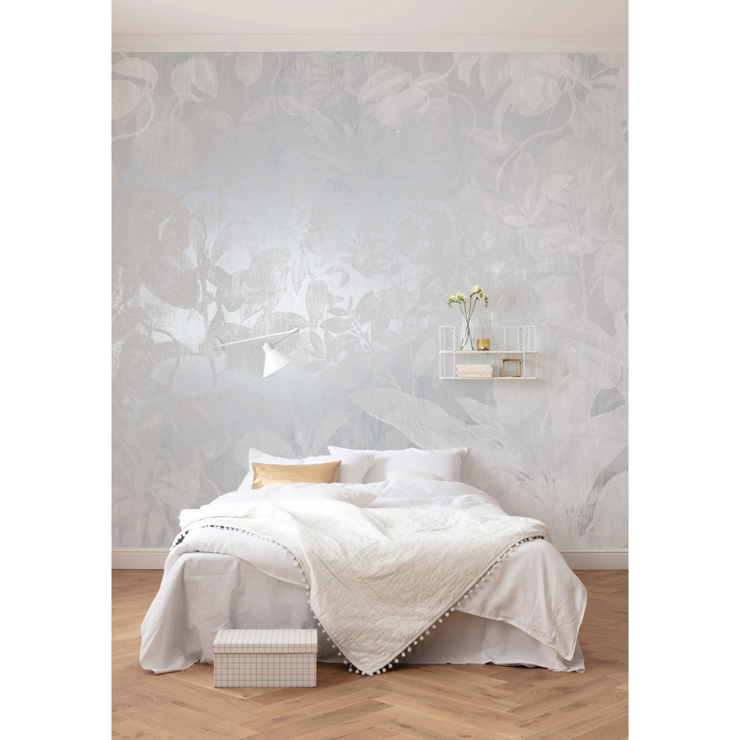 Komar Vlies Fototapete Flora 400x280 cm im Schlafzimmer mit floralem Muster in Weiß und Grau.