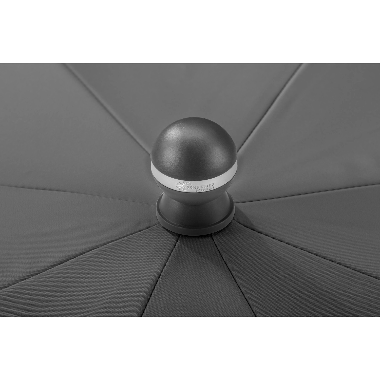 Detailaufnahme: Anthrazitfarbener Schneider Marktschirm, Ø 220 cm, mit Knickfunktion.