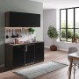 Respekta Küchenzeile KB150EYSC, 150 cm, Schwarz/Eiche York Nachbildung mit Kühlschrank und Kochfeld.