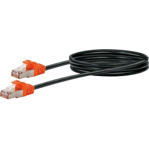 Schwarzes Schwaiger Netzwerkkabel CAT 7, 2 m, mit orangefarbenen Steckern.