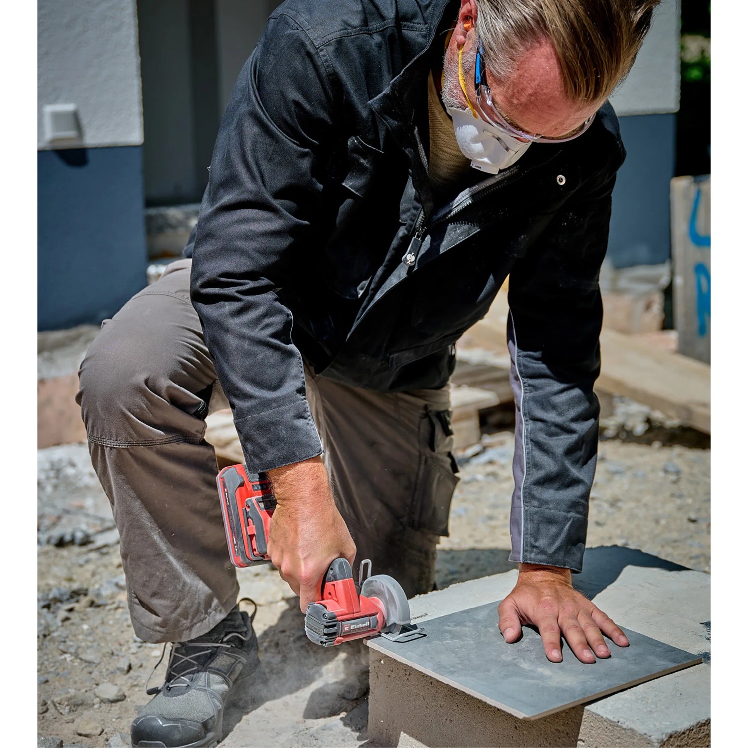 Einhell Akku-Trennschleifer TP-CO 18/76-C in Aktion beim Fliesenschneiden.