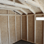 Innenansicht Timbela Garage Premium M990B mit Holzrahmen und Wandpaneelen.