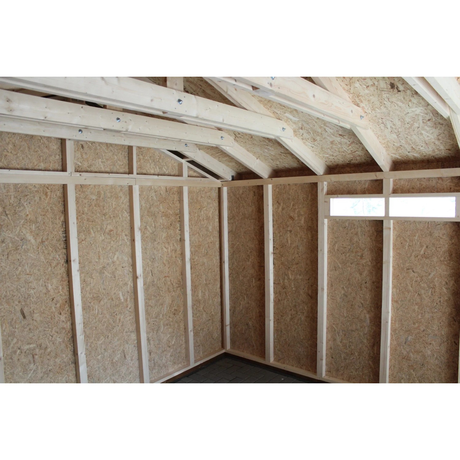 Innenansicht Timbela Garage Premium M990B mit Holzrahmen und Wandpaneelen.