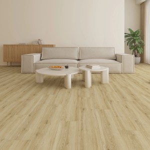 Verlegter Click-Vinylboden Landhausdiele Eiche Studio im Wohnraum mit Möbeln.