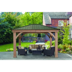 Westmann Holz Pavillon Devon mit Aluminiumdach und Gartenmöbeln im Garten.