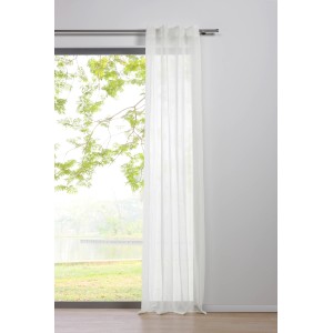 Weißer, blickdichter Schlaufenschal (300x135 cm) von mydeco vor Fenster.