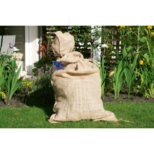 Zwei Jutesäcke (50 kg) im Garten, ideal als Winterschutz und zur Aufbewahrung.
