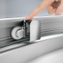 Detailaufnahme: Finger betätigt Rolle der Hüppe EasyEntry Duschtür, Silber Hochglanz.