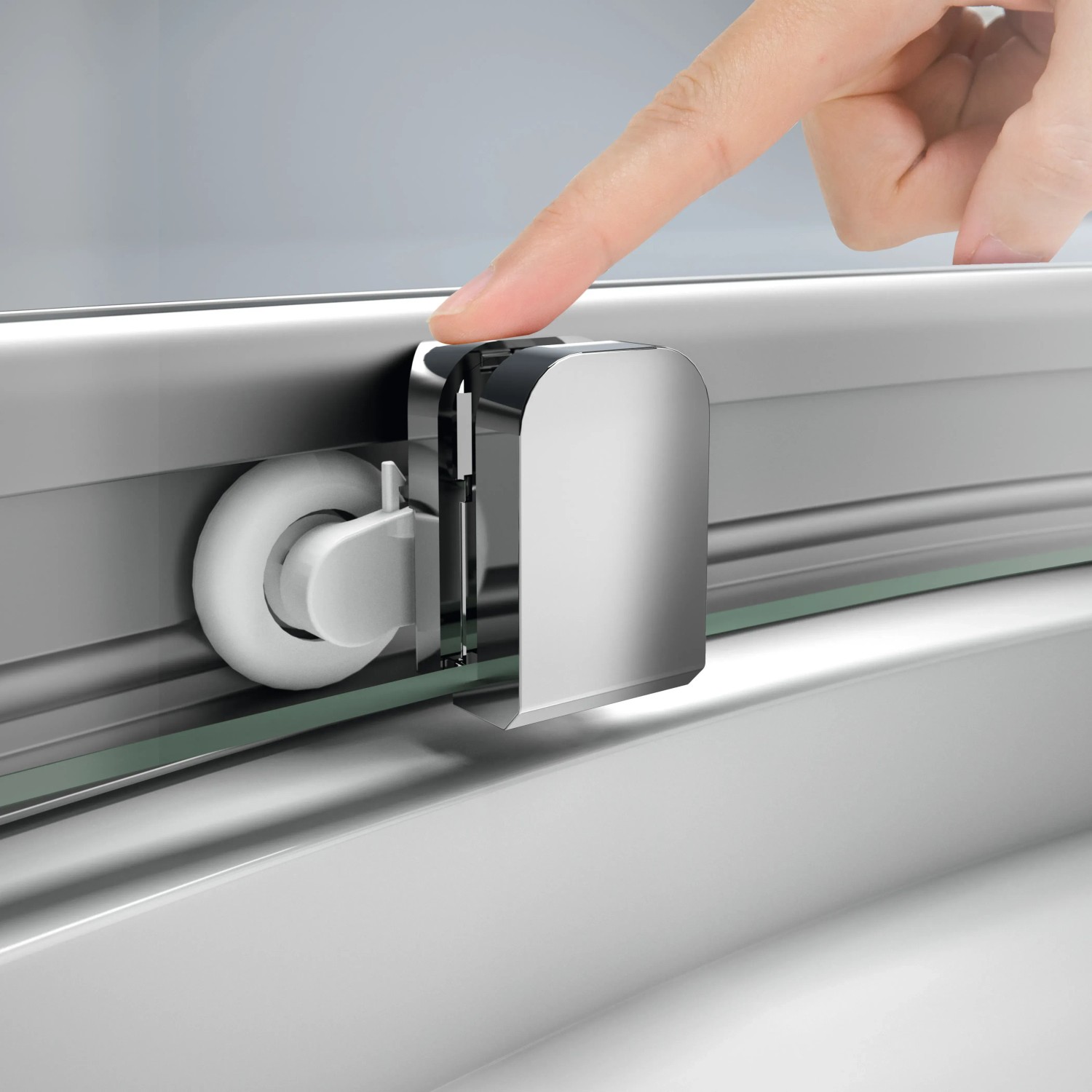 Detailaufnahme: Finger betätigt Rolle der Hüppe EasyEntry Duschtür, Silber Hochglanz.