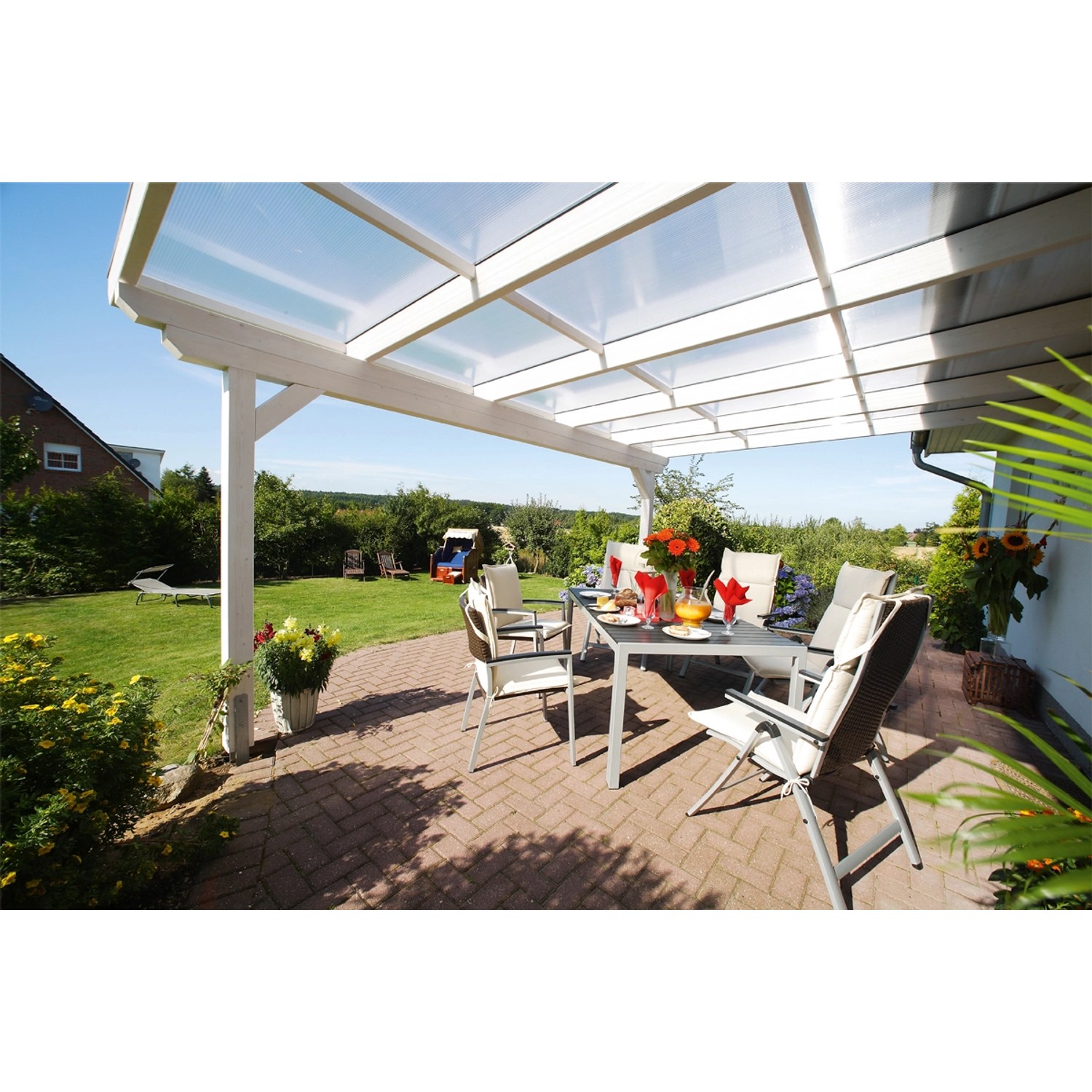 Skan Holz Terrassenüberdachung Ancona, 541x300 cm, Leimholz, schiefergrau, mit Sitzgruppe im Garten.