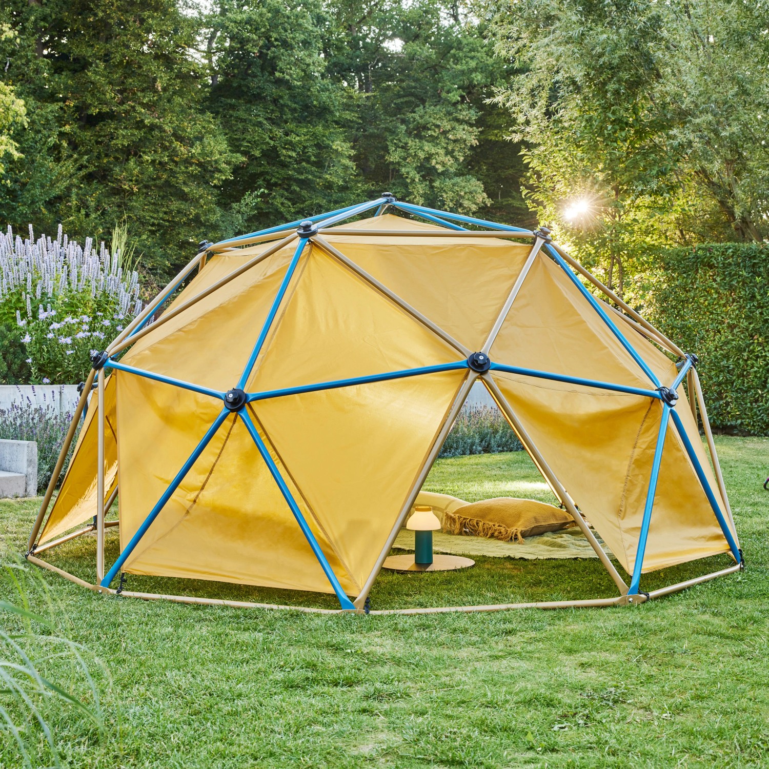 Home Deluxe Klettergerüst Matti mit Zelt und Schaukel im Garten.