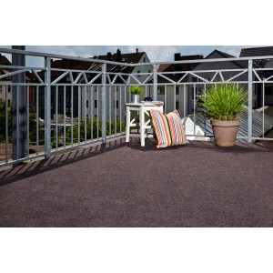 Braune Kunstrasen-Matte Field 300x200cm auf Balkon, mit Deko. Pflegeleichter Rasenteppich für Terrasse & Garten.