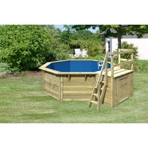 Karibu Holzpool X1 mit blauer Innenhülle, Leiter und Holzdeck im Garten.