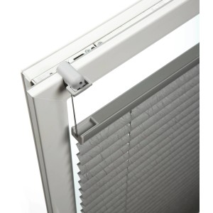 Graues Schöner Wohnen Plissee mit Klemmträger zur einfachen Montage ohne Bohren.