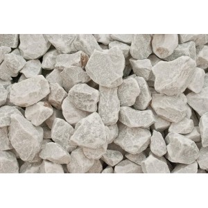 Nahaufnahme von Carrara Marmorbruch, weiß, 25-50 mm, Zierkies für Garten und Landschaft.