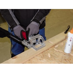 Einhell TC-BJ 900 Flachdübelfräse in Nutzung auf Holzbrett mit Dübeln und Leim.