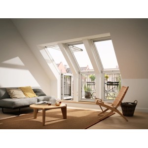 Heller Wohnraum mit Velux Dachbalkon-Fenster, klar lackiert, mit Zugang zum Balkon.