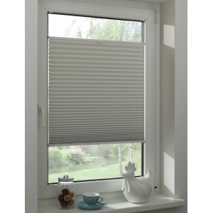 Graues Gardinia Thermo Plissee am Fenster, blickdicht und energiesparend, 70x130 cm.
