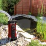 Einhell GE-DP 6935 A ECO Schmutzwasserpumpe im Einsatz am Gartenteich.