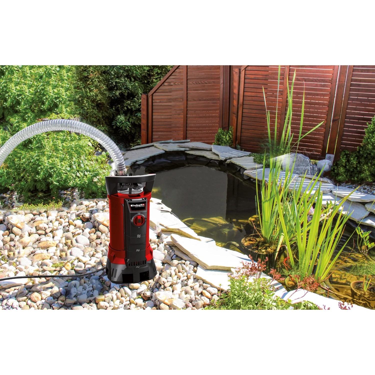 Einhell GE-DP 6935 A ECO Schmutzwasserpumpe im Einsatz am Gartenteich.